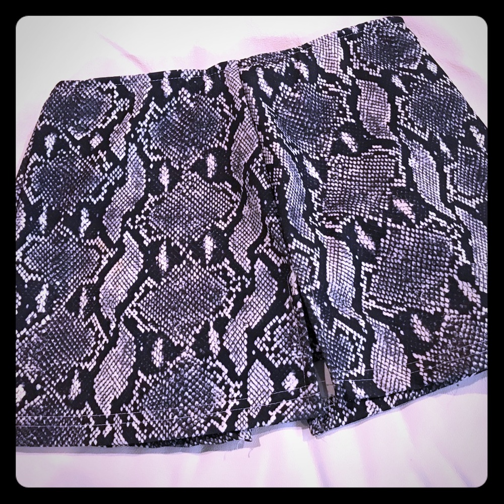 Snakeprint skort